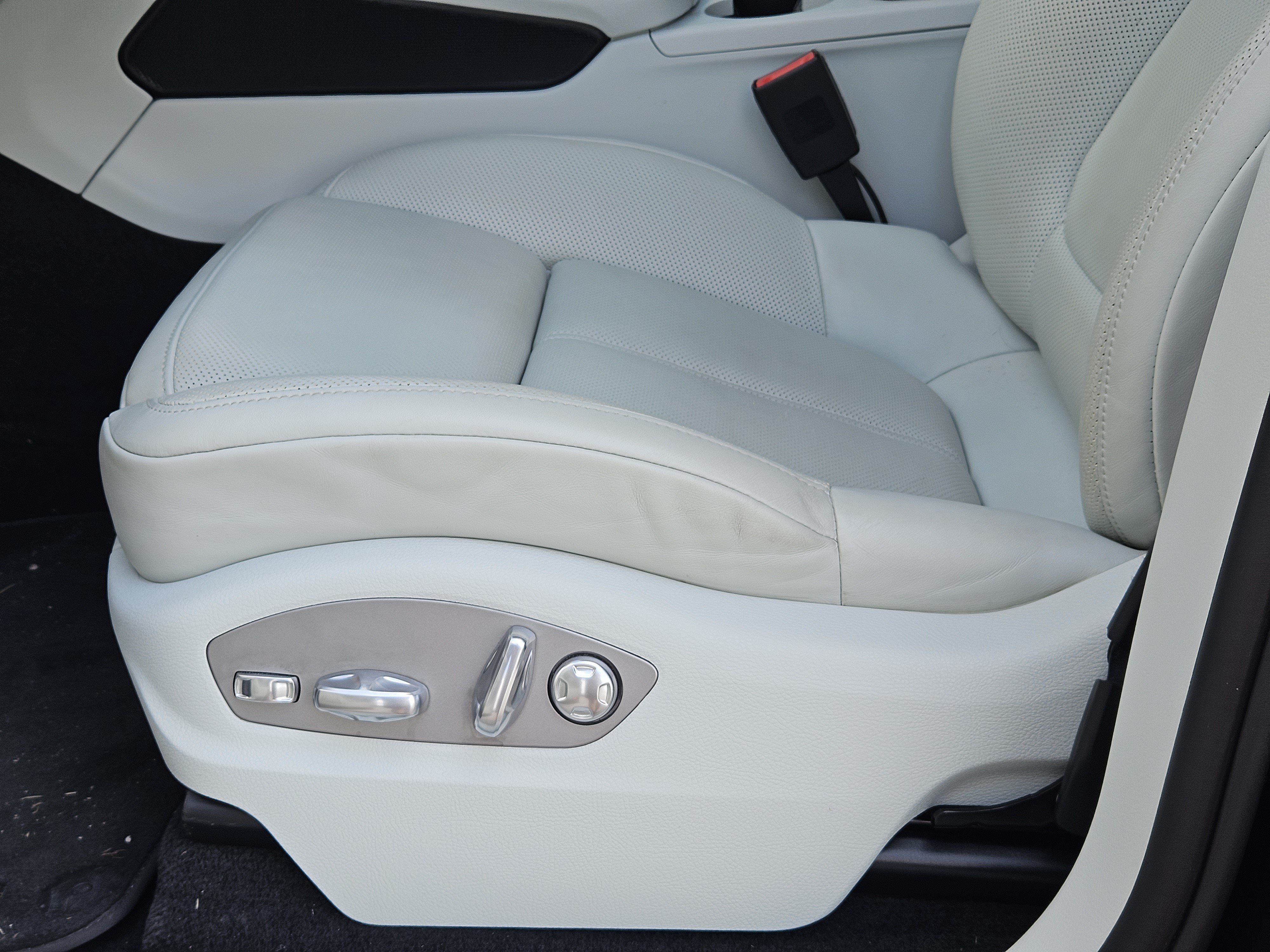 Certified 2023 Porsche Macan AWD/4WD image 23