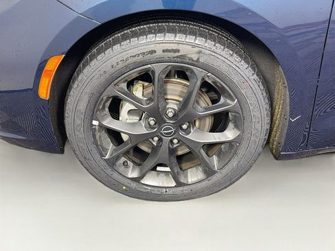 Used 2025 Chrysler Pacifica Limited image 33