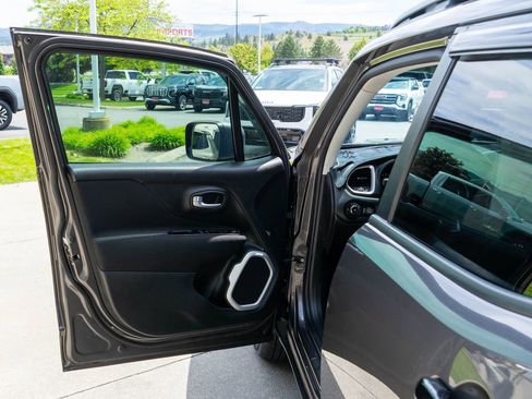 Used 2021 Jeep Renegade Latitude w/ Convenience Group AWD/4WD image 15