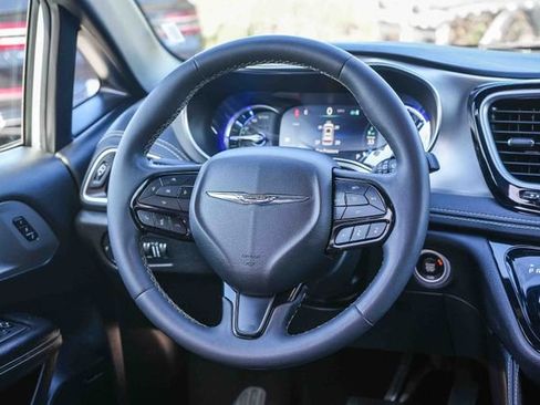 Used 2022 Chrysler Pacifica Limited w/ Uconnect Theater Family Group FWD image 17