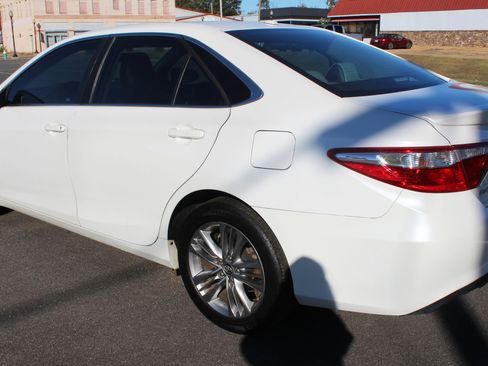Used 2017 Toyota Camry SE w/ Moonroof Package image 15