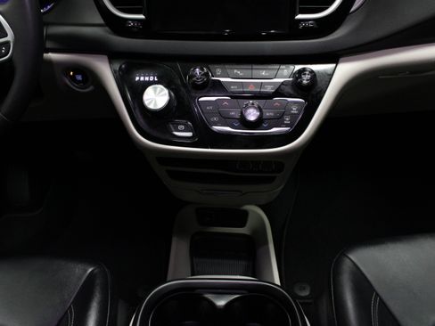 Used 2024 Chrysler Pacifica Touring-L FWD image 21