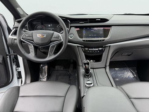Used 2025 Cadillac XT5 Premium Luxury AWD/4WD image 2