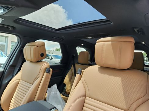 Used 2025 Land Rover Discovery Dynamic SE image 8