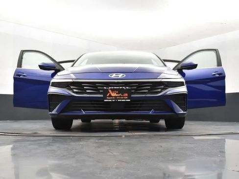 Used 2025 Hyundai Elantra SEL image 11