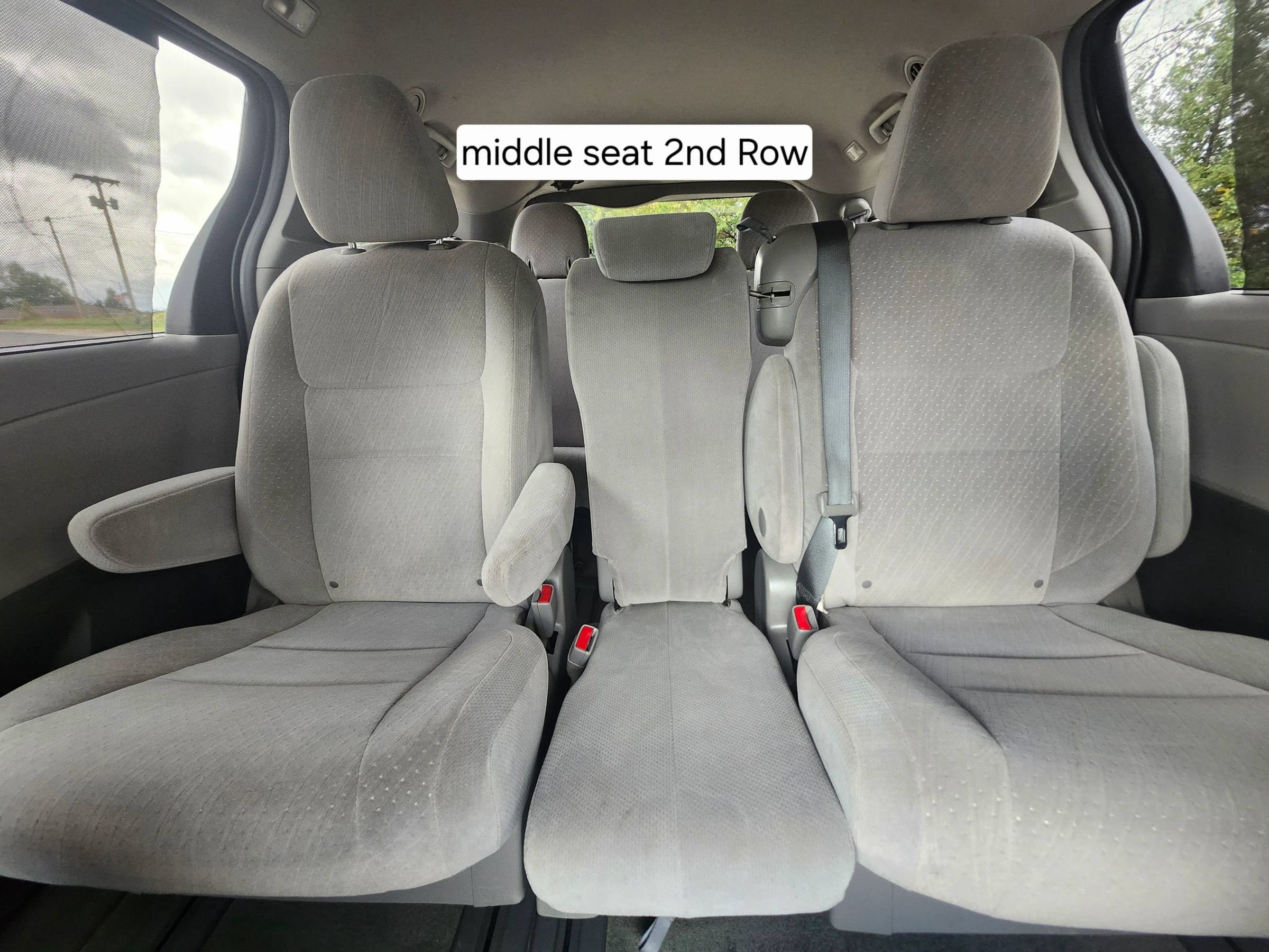 Used 2016 Toyota Sienna LE w/ Four Season Floor Mat Package FWD image 22