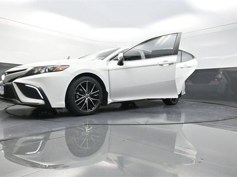 Used 2022 Toyota Camry SE image 35