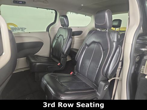 Used 2022 Chrysler Pacifica Touring-L image 13