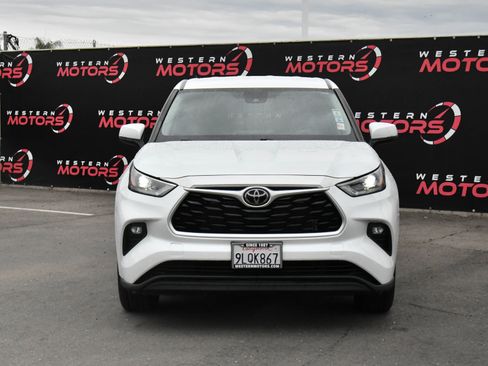 Used 2022 Toyota Highlander LE AWD/4WD image 2