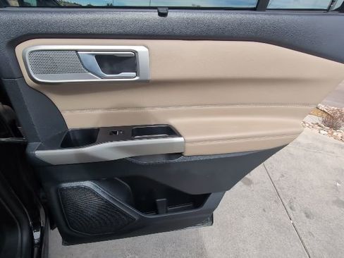 Used 2023 Ford Explorer Limited AWD/4WD image 32