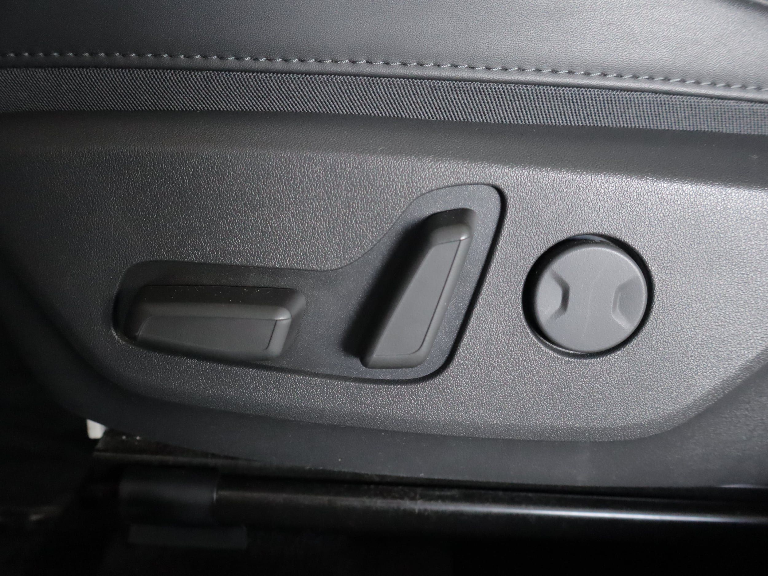 Used 2024 Kia Niro EX w/ EX Cold Weather Package FWD image 11