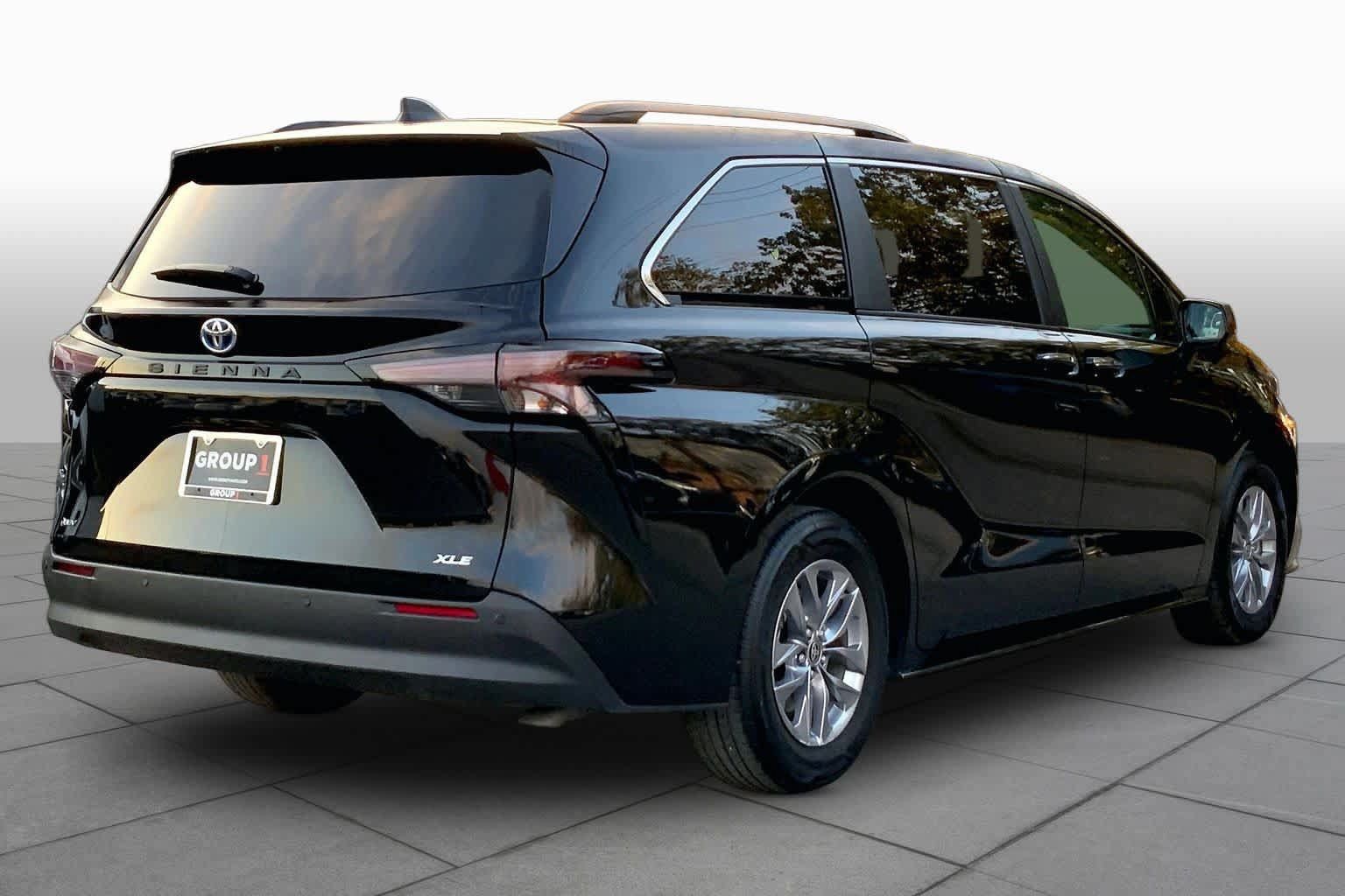 Used 2025 Toyota Sienna XLE FWD image 13