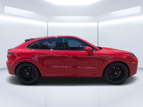Used 2025 Porsche Cayenne GTS AWD/4WD image 2