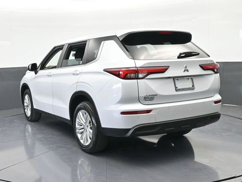 Used 2023 Mitsubishi Outlander ES image 4