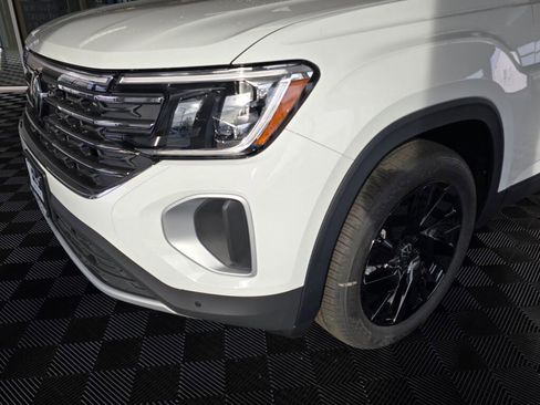 New 2024 Volkswagen Atlas SE image 11
