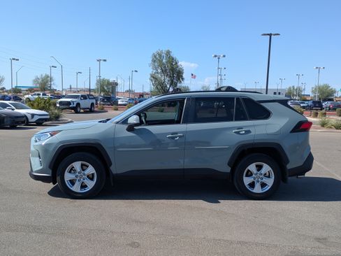 Used 2021 Toyota RAV4 XLE w/ Convenience Package FWD image 2