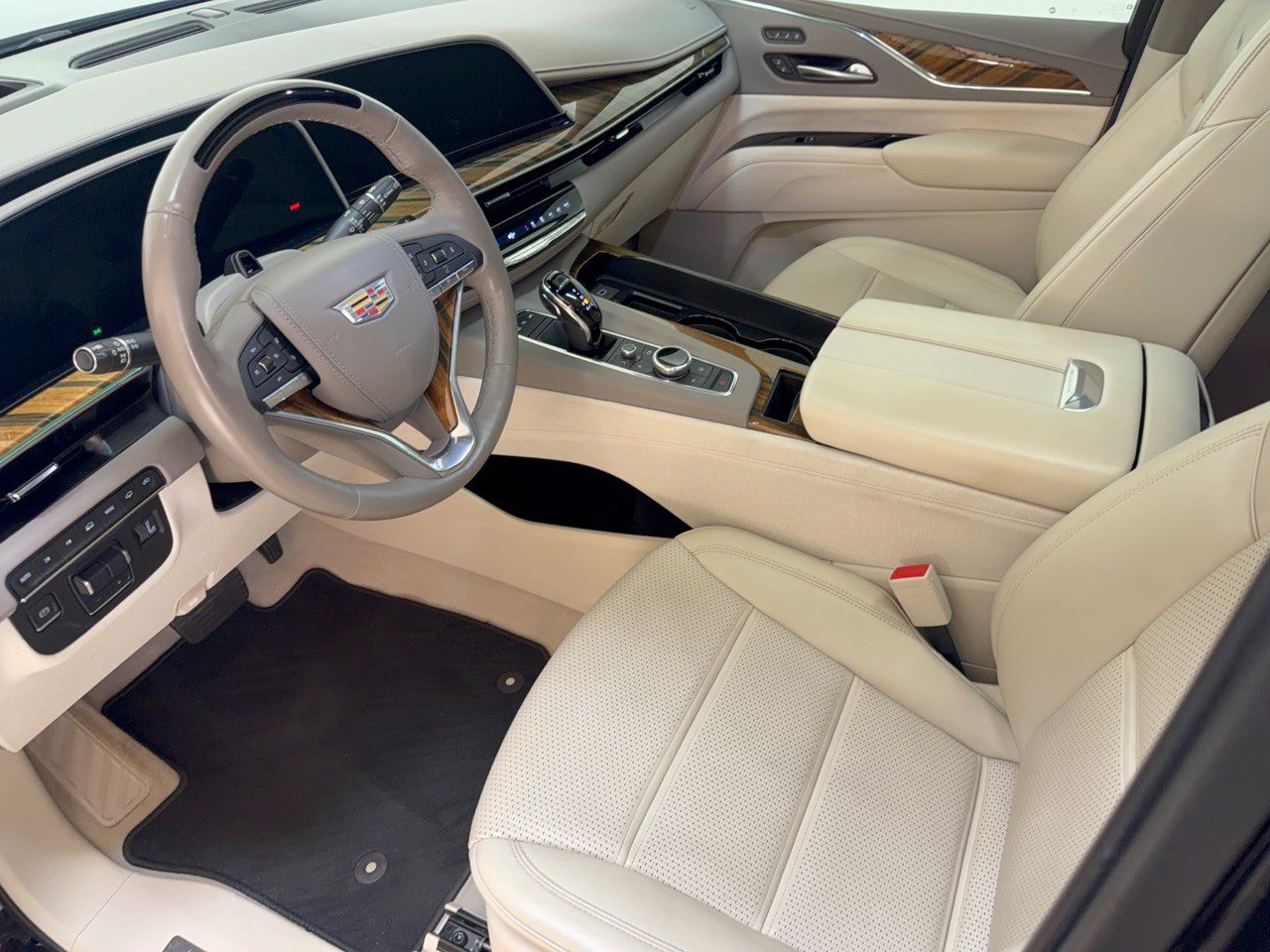 Used 2021 Cadillac Escalade ESV Premium Luxury Platinum AWD/4WD image 4