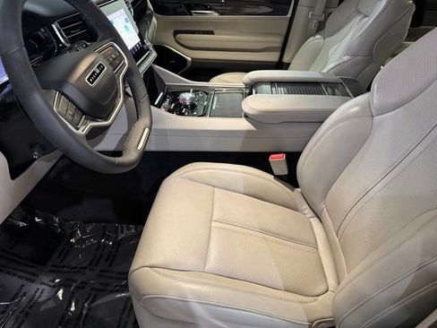 Used 2022 Jeep Wagoneer Series III w/ Premium Group I AWD/4WD image 25