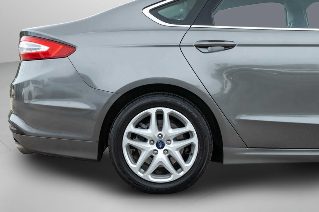 Used 2014 Ford Fusion SE w/ Equipment Group 202A FWD image 5