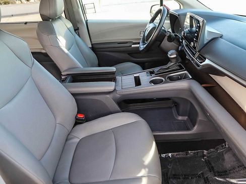 Used 2023 Toyota Sienna XLE image 16