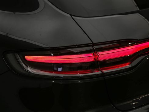 Certified 2025 Porsche Macan S AWD/4WD image 13