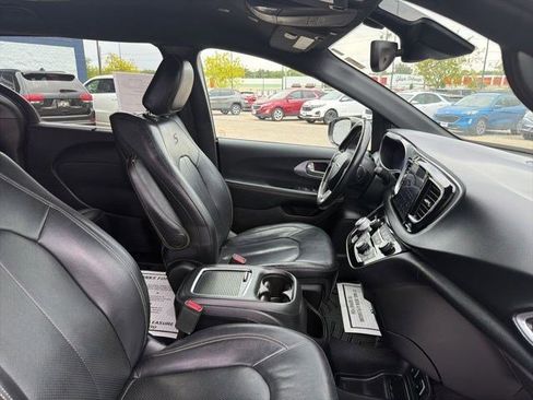 Used 2019 Chrysler Pacifica Touring-L Plus w/ Advanced Safetytec Group FWD image 17