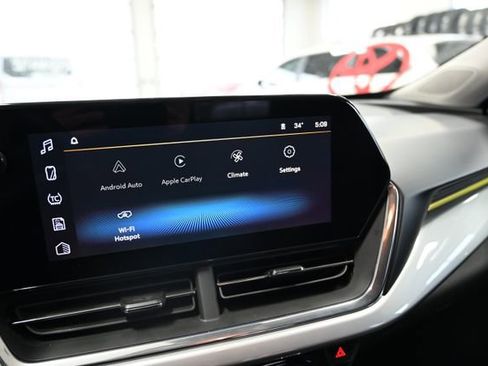 Used 2024 Chevrolet Trax LT w/ Sunroof Package image 16