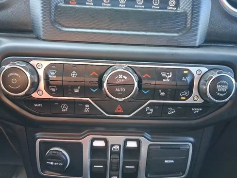 Used 2018 Jeep Wrangler Unlimited Sahara w/ Cold Weather Group AWD/4WD image 31