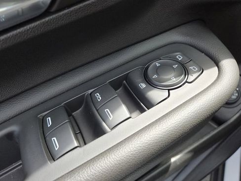 Used 2023 GMC Terrain SLT w/ Tech Package FWD image 9