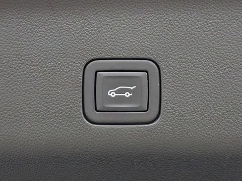 Used 2025 GMC Yukon Denali Ultimate AWD/4WD image 32