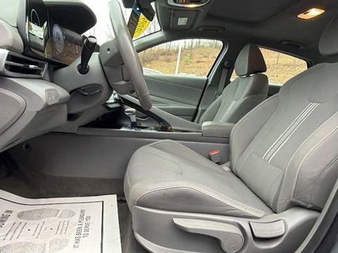 Used 2025 Hyundai Elantra SEL image 12