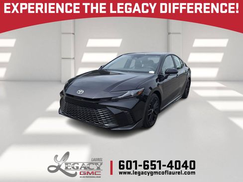 Used 2025 Toyota Camry SE image 1