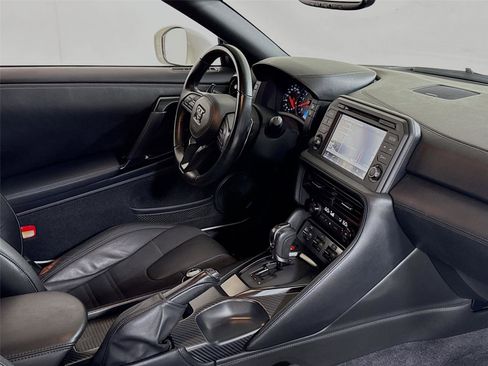 Used 2020 Nissan GT-R Premium image 27