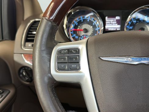 Used 2015 Chrysler Town & Country Limited Platinum FWD image 26