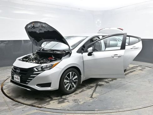 Used 2025 Nissan Versa SV w/ Trunk Package image 43