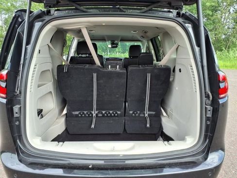 Used 2023 Chrysler Pacifica Touring-L image 8