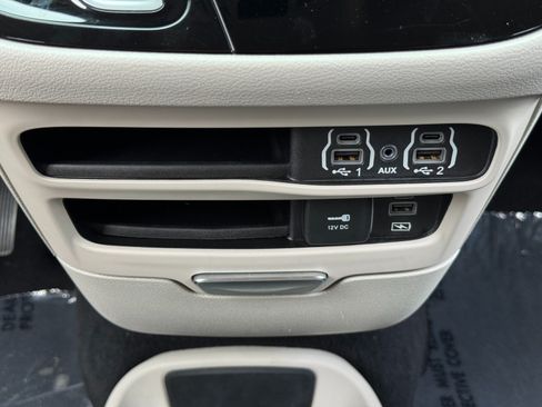 Used 2022 Chrysler Pacifica Touring-L FWD image 30