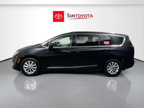 Used 2018 Chrysler Pacifica Touring-L image 7