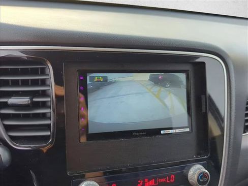 Used 2020 Mitsubishi Outlander SE FWD image 18
