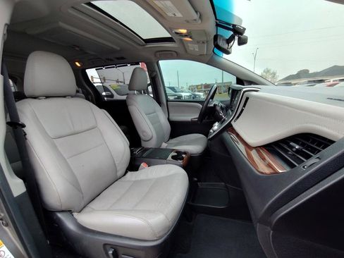 Used 2017 Toyota Sienna Limited Premium FWD image 57