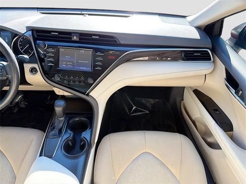 Used 2018 Toyota Camry XLE image 17
