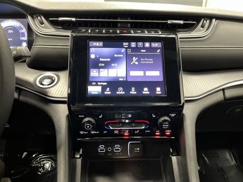 Used 2024 Jeep Grand Cherokee L Laredo image 8