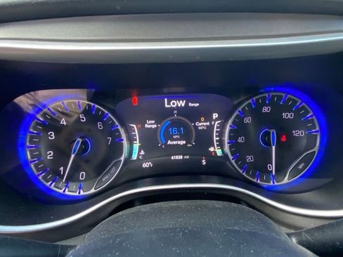 Used 2023 Chrysler Pacifica Touring-L image 20