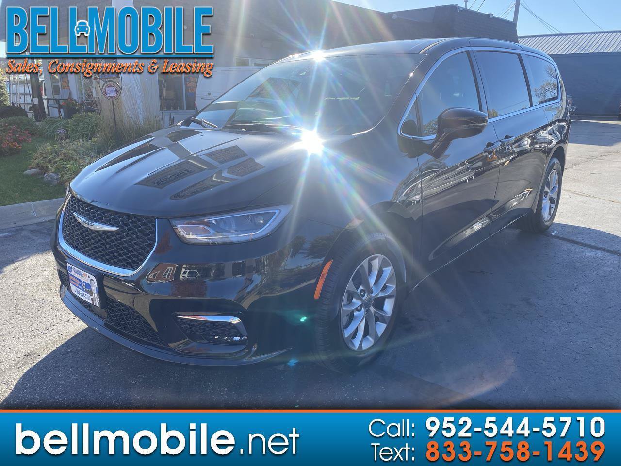 Used 2025 Chrysler Pacifica Select AWD/4WD image 1