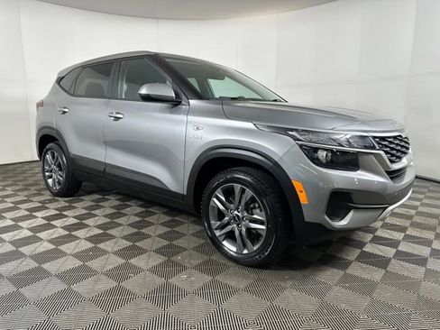 Used 2023 Kia Seltos LX image 2