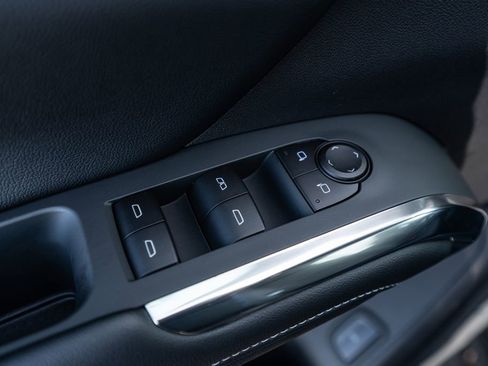 Used 2025 Chevrolet Traverse LT image 19