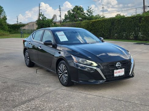 Used 2025 Nissan Altima 2.5 SV FWD image 3