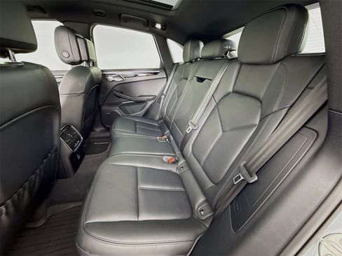 Certified 2025 Porsche Macan image 24