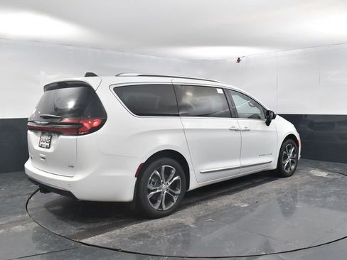 New 2026 Chrysler Pacifica Pinnacle w/ Trailer Tow Group image 9