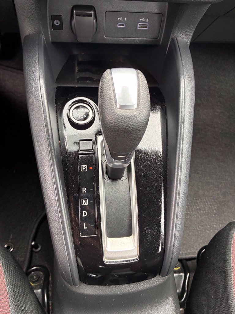 Used 2025 Nissan Versa SR FWD image 34